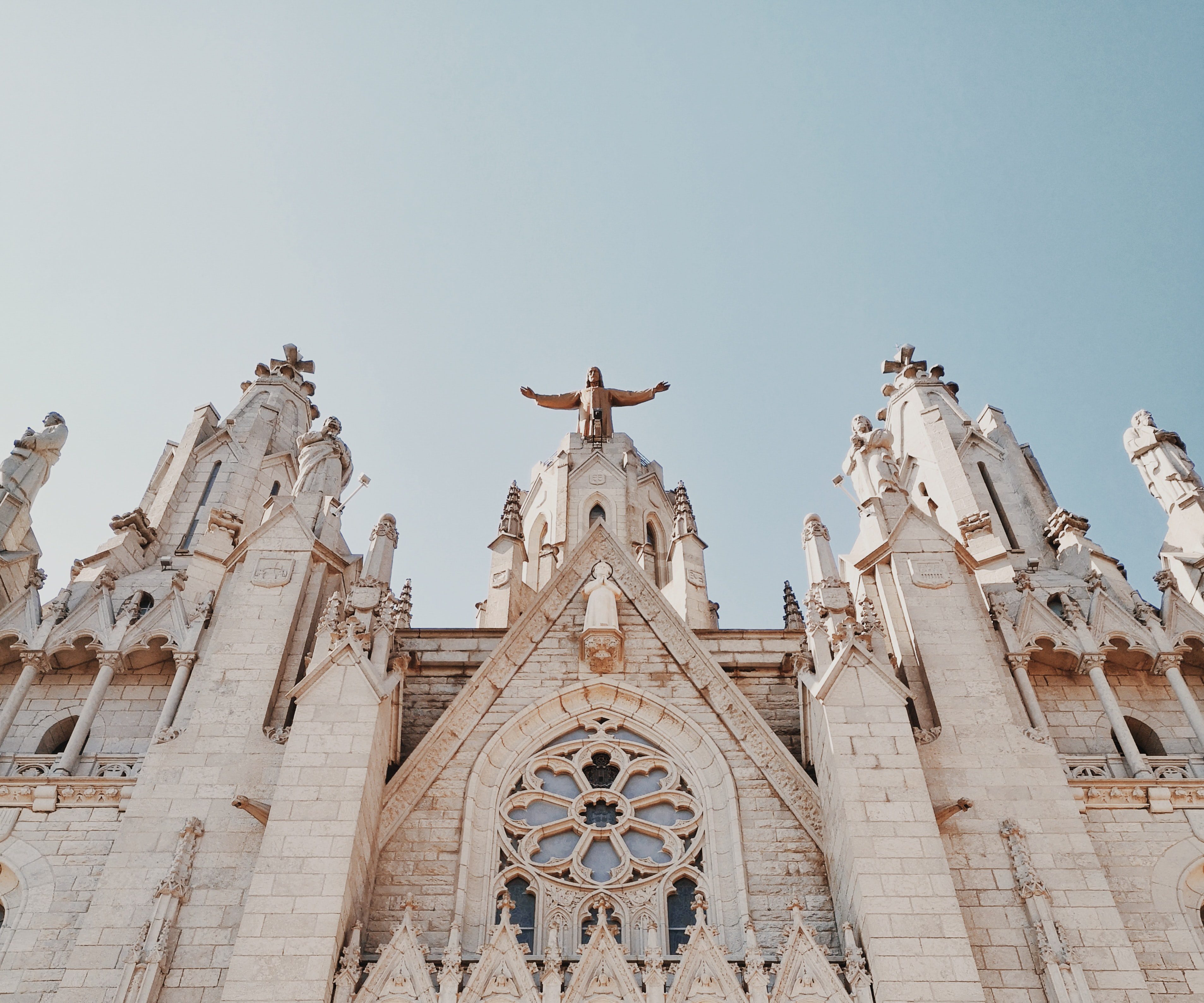 How is the IB different to LOMCE in Spain?